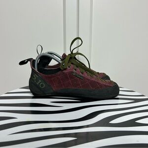 Five ten stealth c4 burgundy green climbing shoes